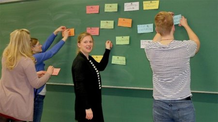 Annemarie Hülsmann erläutert an einer Tafel das Asylrecht.