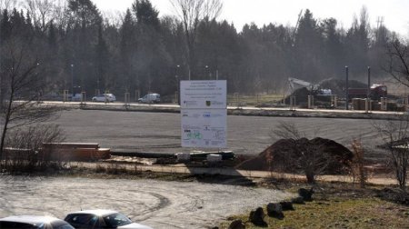 Parkplatz mit zwei parkenden Pkw.