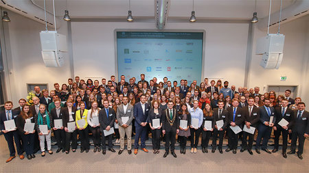 Gruppenfoto mit Prof. Dr. Gerd Strohmeier sowie den Preisträgern