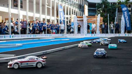 Modellfahrzeuge fahren durch einen Parcours.