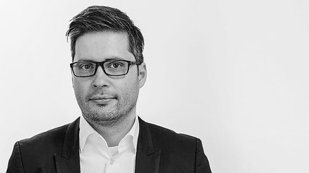 Junger Mann mit Brille.