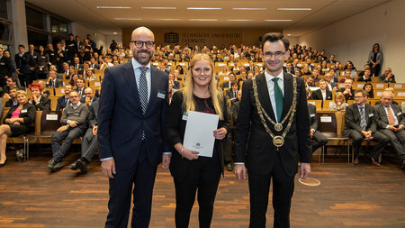 Preisträger, Rektor und Förderer vor dem Auditorium