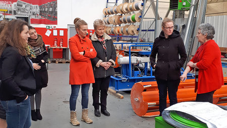 Sechs Frauen im Gespräch.