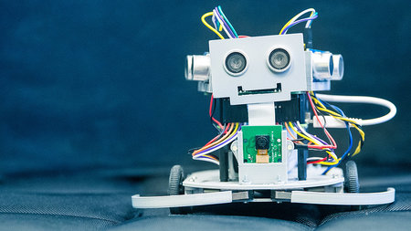Kleiner Modellroboter mit runden Augen.