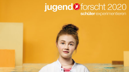 Schülerin in weißem Kittel