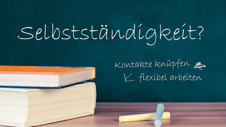 Eine Tafel im Hintergrund, vor der 2 Bücher liegen. Auf der Tafel steht "Selbstständigkeit".
