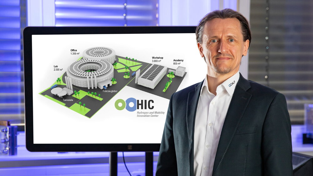 Prof. von Unwerth vor dem Modell des HIC