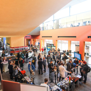 viele Messebesucher im Hörsaalgebäude