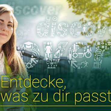 Frau vor dem Discover-Logo