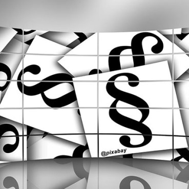 Bilderwand mit Zetteln mit Paragraphenzeichen