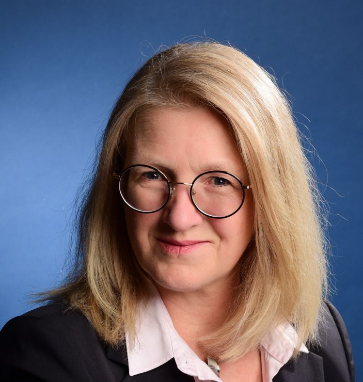 Portrait: Prof. Dr. Silke Hüsing